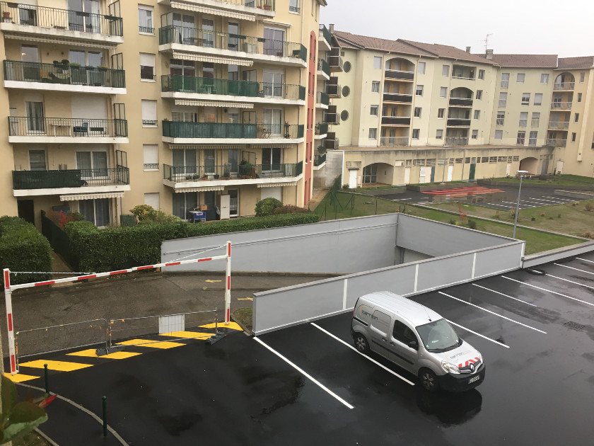 Travaux de réhabilitation du parking de la résidence des Jardins de Bonneveaux, reprise de l’étanchéité du parking souterrain, démolition de l’existant et réaménagement complet des parkings, éclairages et espaces verts