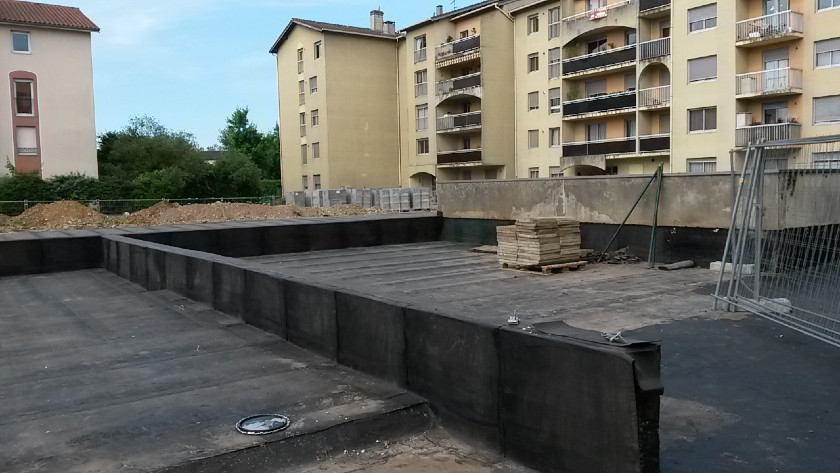 Travaux de réhabilitation du parking de la résidence des Jardins de Bonneveaux, reprise de l’étanchéité du parking souterrain, démolition de l’existant et réaménagement complet des parkings, éclairages et espaces verts