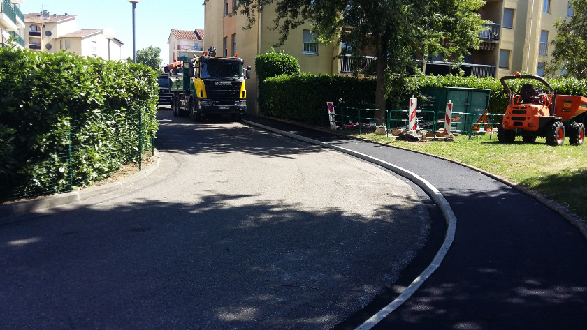 Travaux de réhabilitation du parking de la résidence des Jardins de Bonneveaux, reprise de l’étanchéité du parking souterrain, démolition de l’existant et réaménagement complet des parkings, éclairages et espaces verts